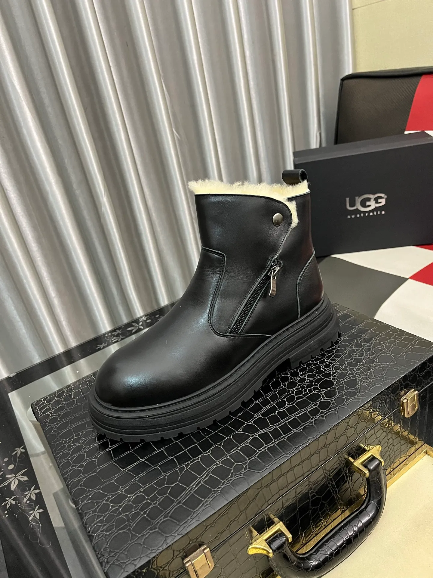 Ex-factory price: 680⌚️⌚️Thick wool imported from Australia Brand: UGG genuine purchasing agent Size: 39-44 (45 customized) Grade: Official website 1:1 Material: First layer of genuine leather waterproof and antifreeze upper Real wool lining Original non-slip and wear-resistant outsole Style category: Men's casual shoes Trendy style Comfortable on the feet Color: Official website color synchronization